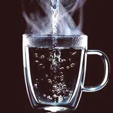Ползите и вредите от гореща вода на празен стомах сутрин